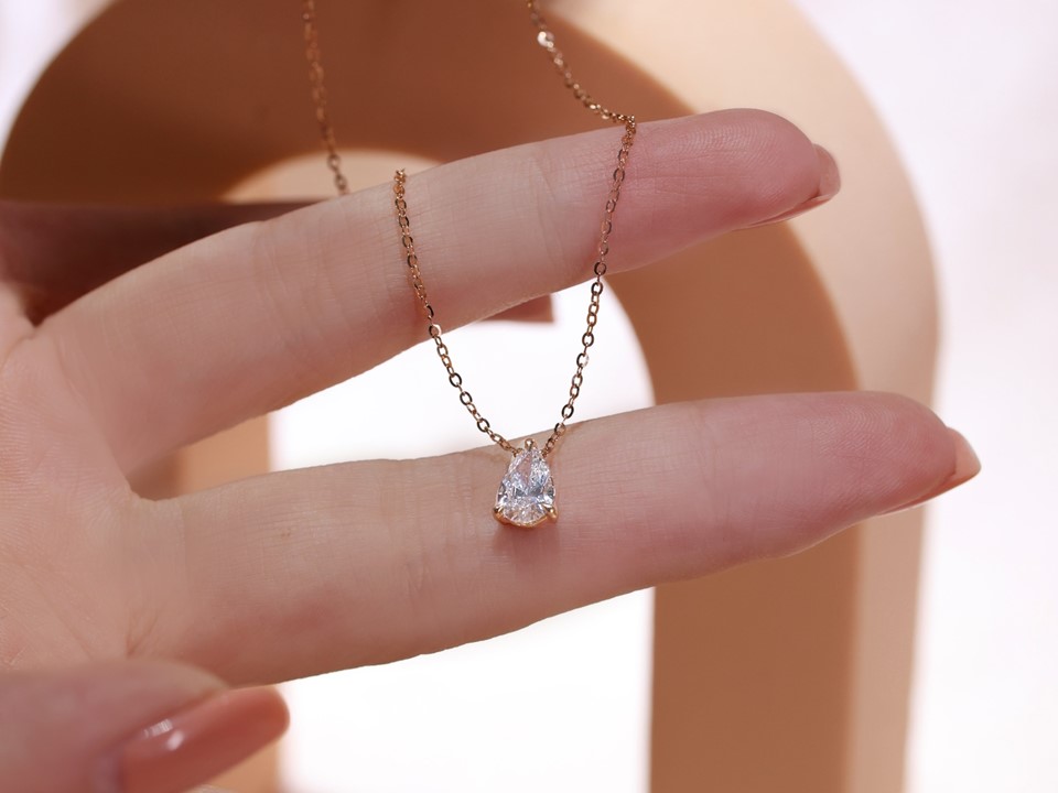定時將耳環、鑽石戒指保養與清潔才能維持珠寶光澤