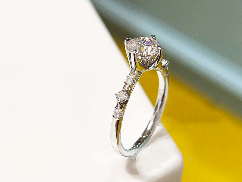 將結婚戒指的鑽石換成更大顆的永續鑽石
