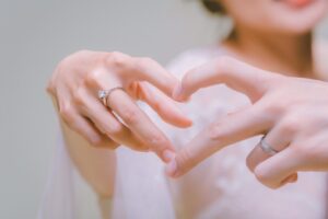 訂婚結婚差別有哪些？訂婚跟結婚要隔多久？流程、習俗比較一覽