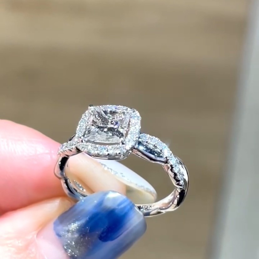 結婚對戒推薦3：〈萊茵河光環〉公主方 1克拉鑽戒